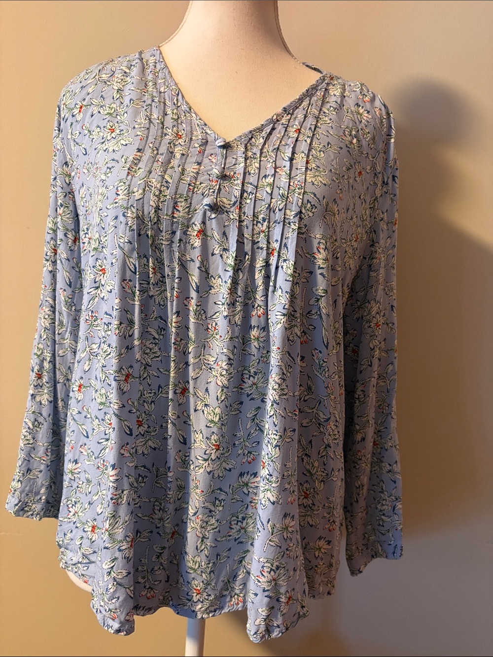 Fun2Fun Rayon Light Blue Floral Pintuck V-Neck Women’s 3/4 Sleeve Blouse. Size L